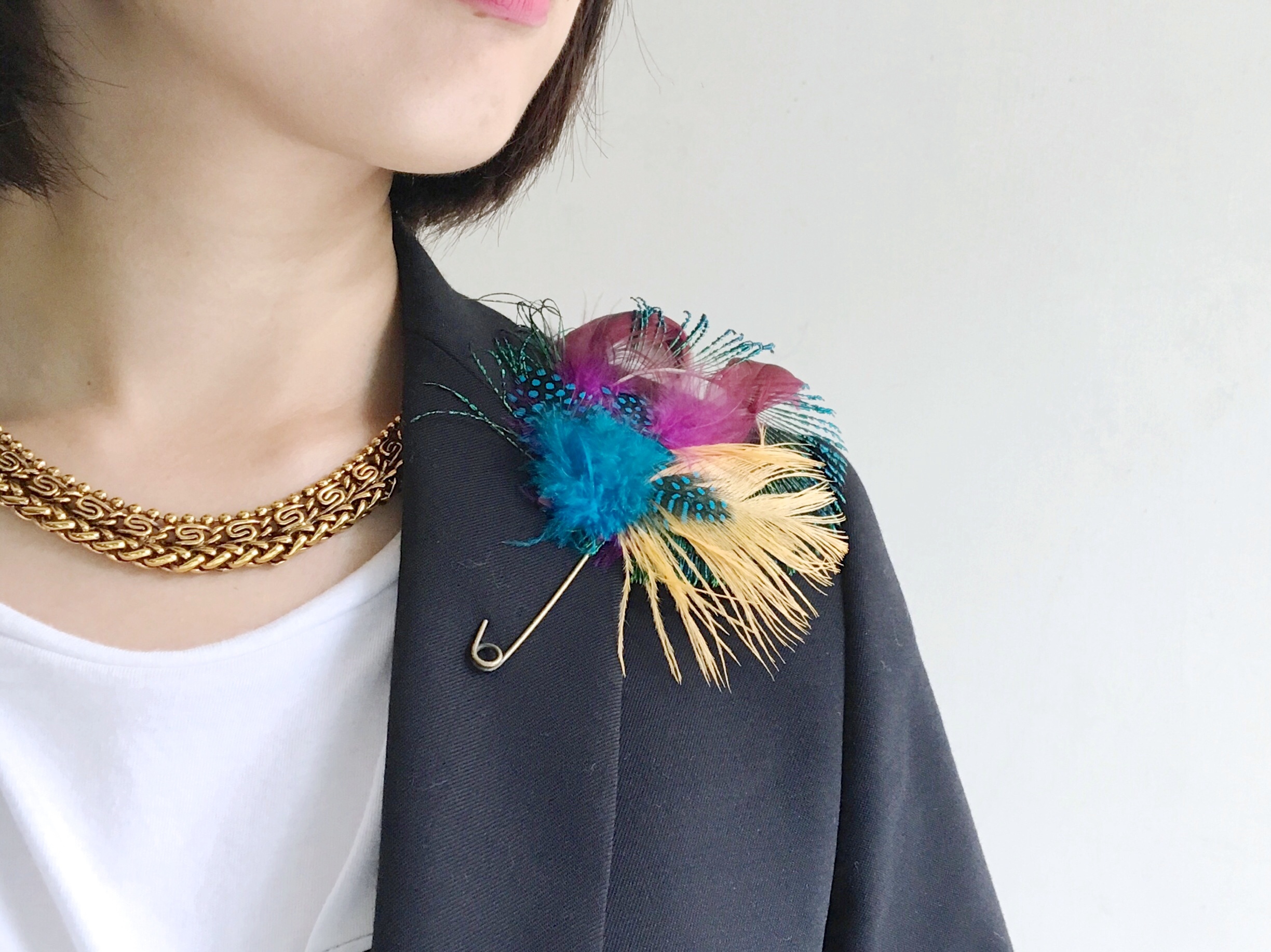 市集尋寶-紫紅配孔雀邊毛胸針