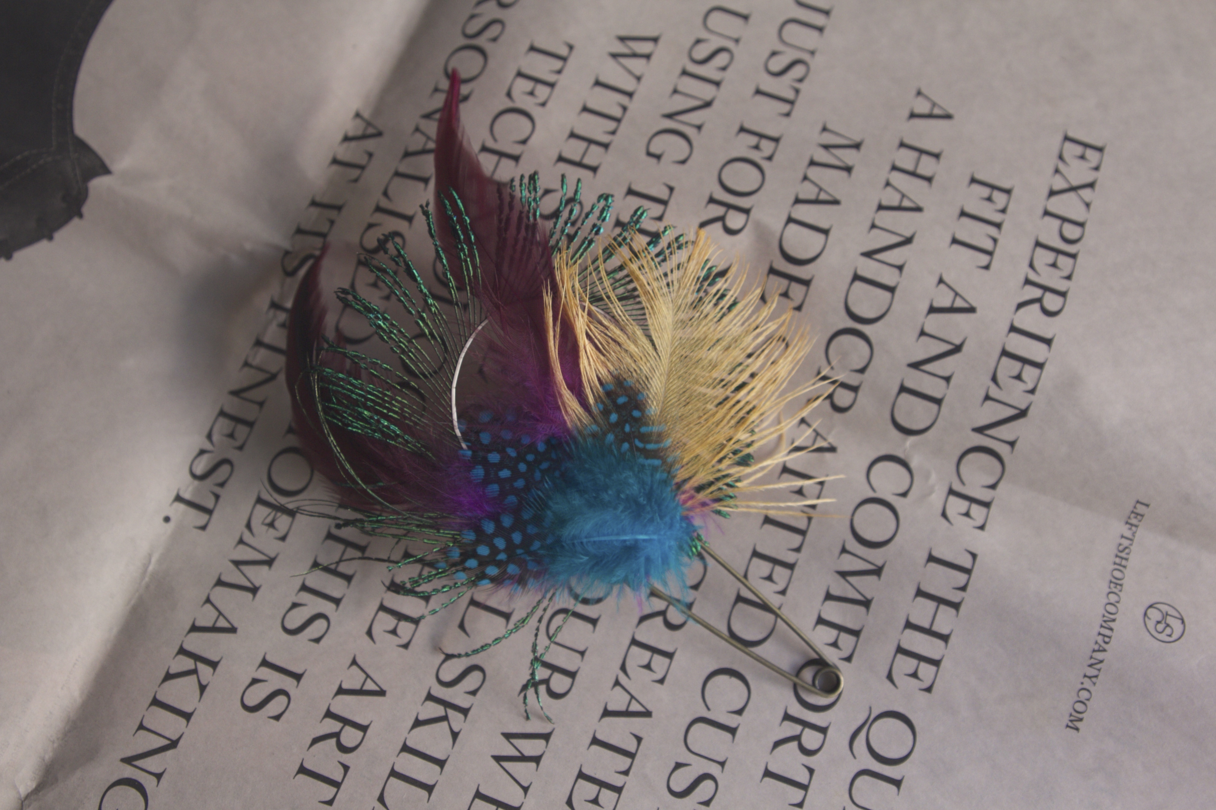 市集尋寶-紫紅配孔雀邊毛胸針