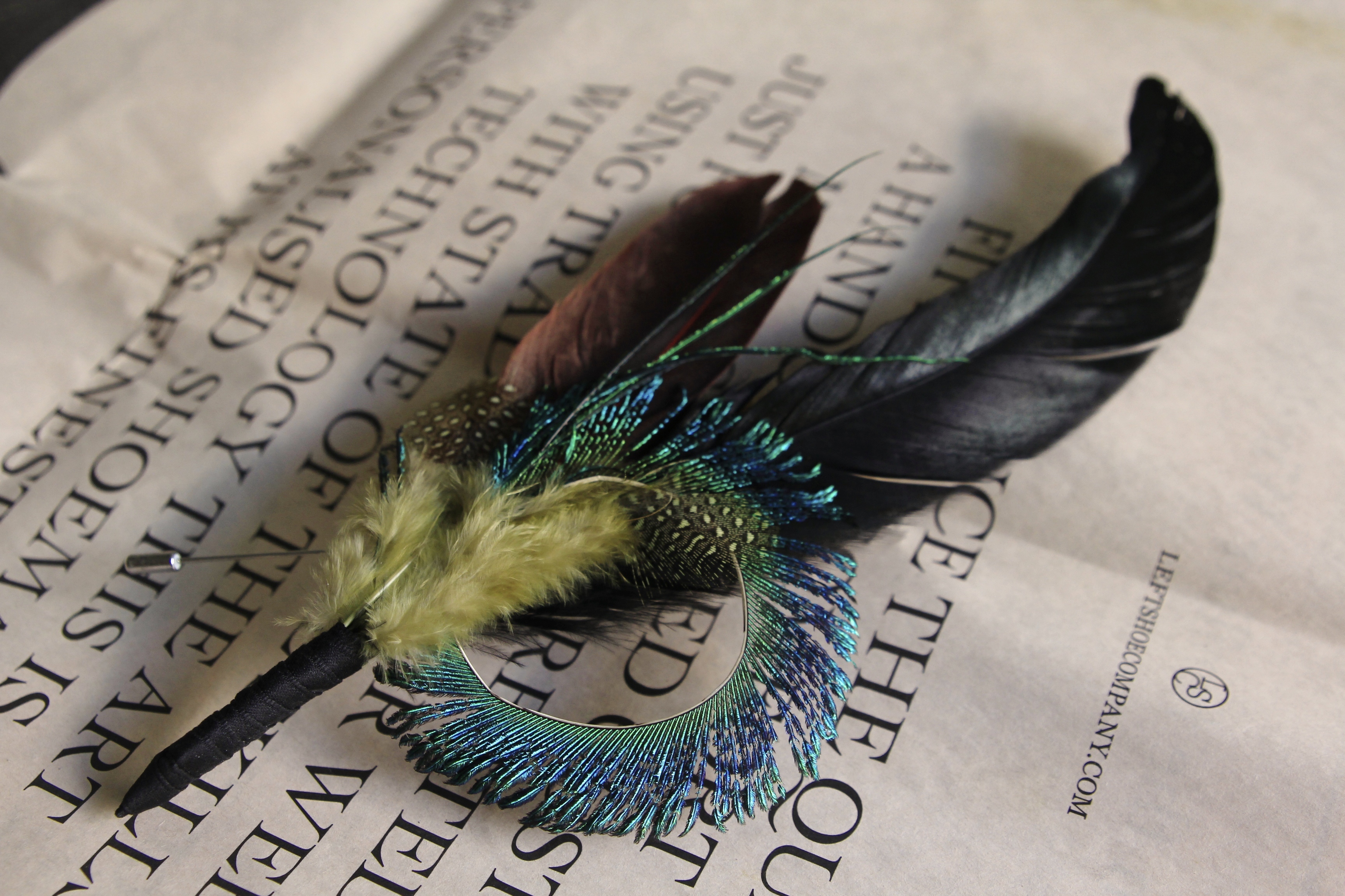 市集尋寶-孔雀邊毛胸針 長針式