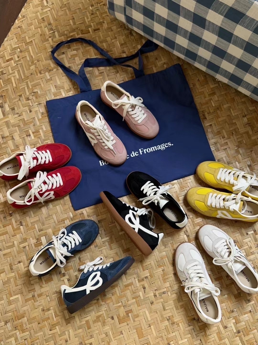 線條愛心麂皮休閒鞋