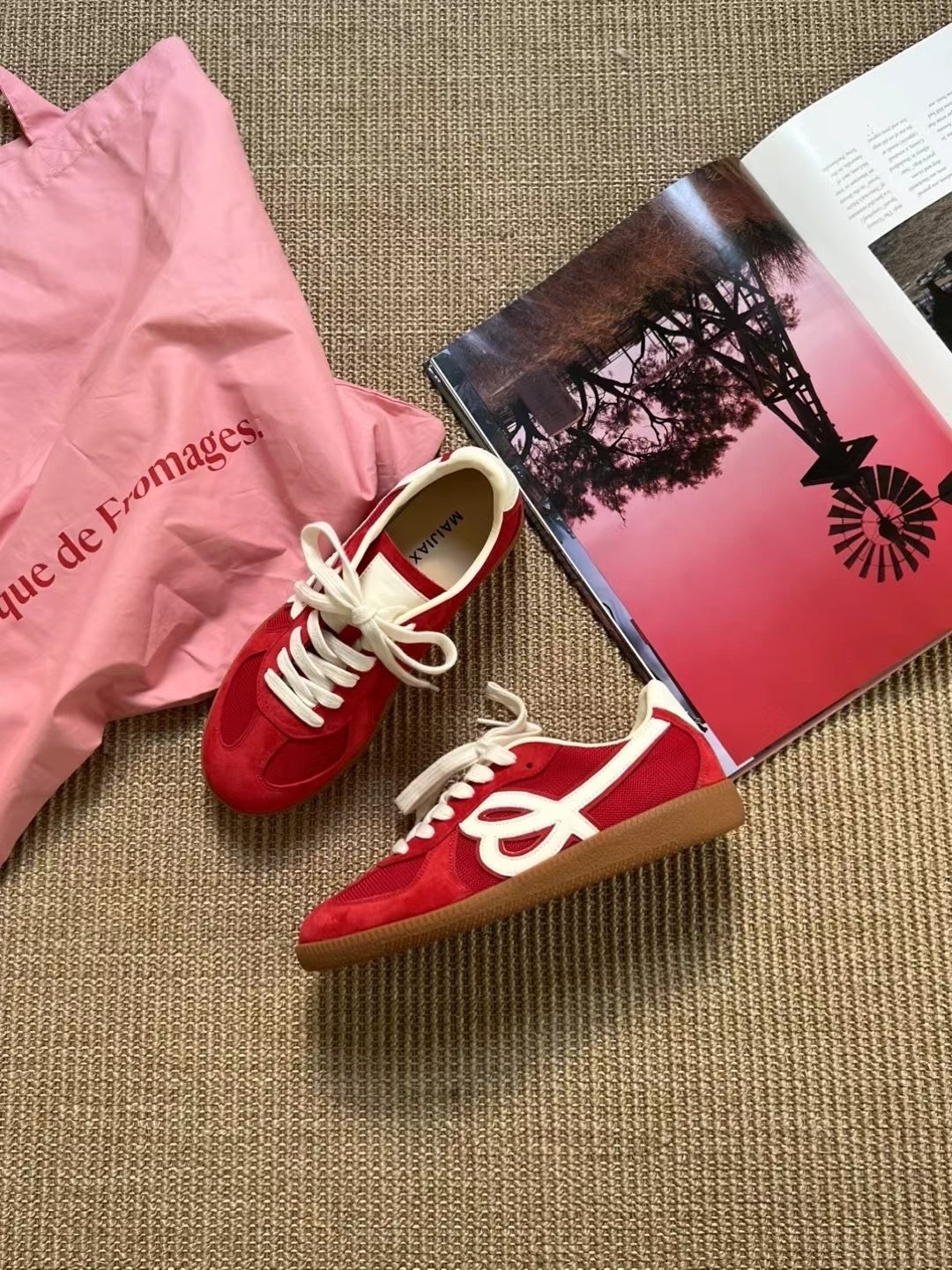 線條愛心麂皮休閒鞋