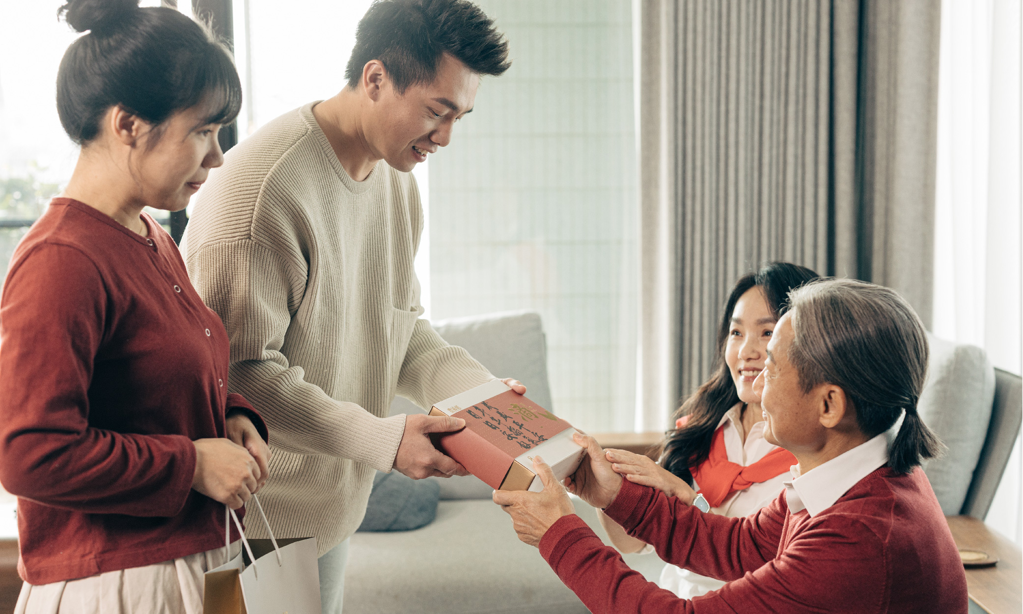 送長輩禮物10大首選，實用又不踩禁忌，男女長輩禮物這樣送就對了
