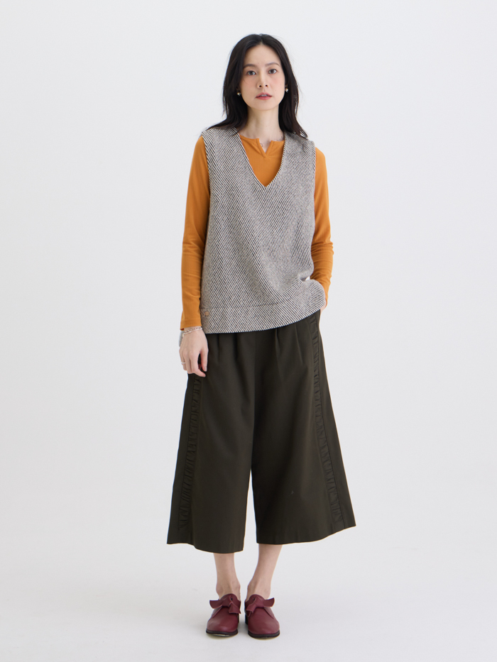 斜影大V背心罩衫-米黑