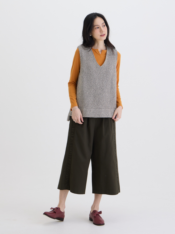 斜影大V背心罩衫-米黑