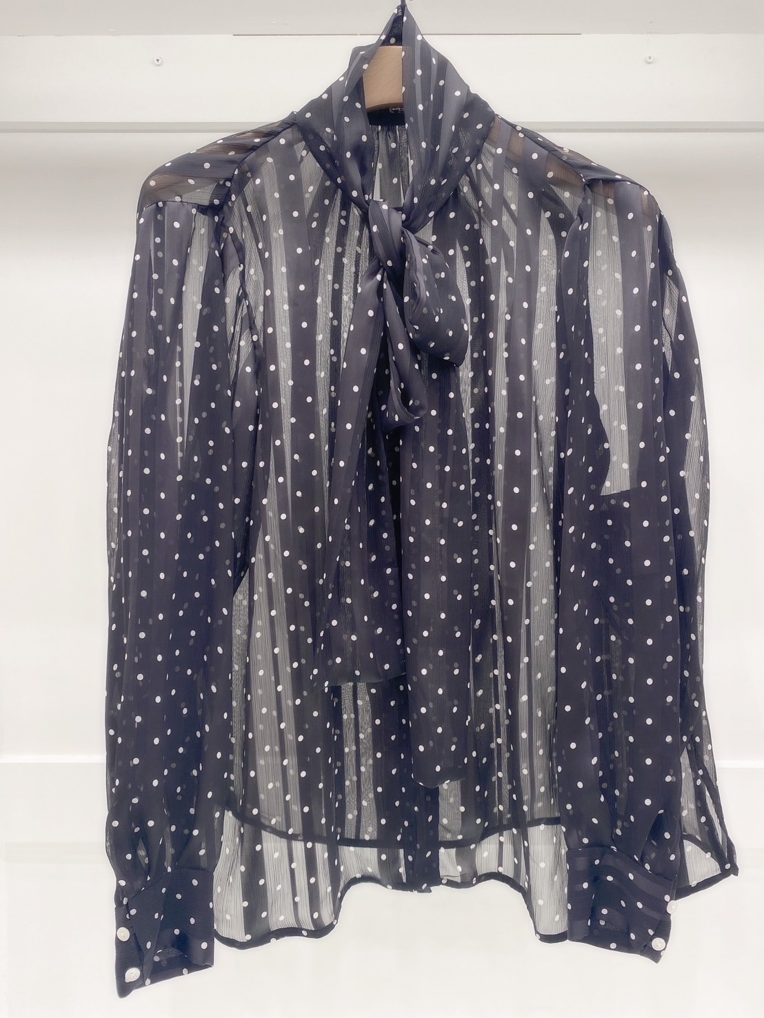 點點蝴蝶結領透膚襯衫