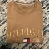 [S] TOMMY HILFIGER MEN'S EMBROIDERED HILFIGER GRAPHIC T-SHIRT,BROWN, 78JB307-210 (STH948)