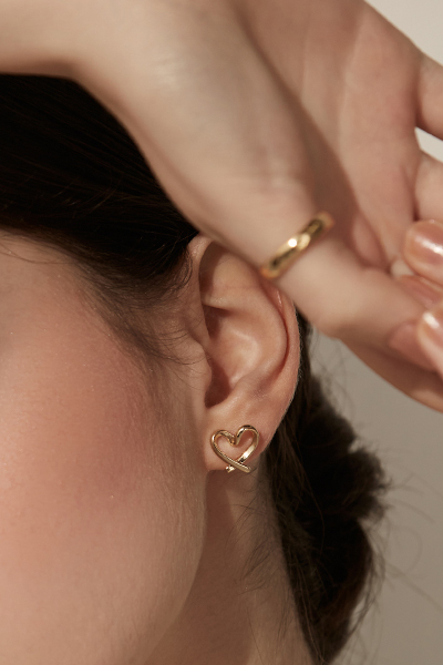 [2色]不規則線條愛心。夾式耳環(金)