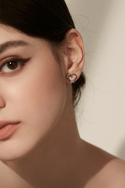 [2色]不規則線條愛心。夾式耳環(銀)