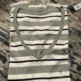 [S] TOMMY HILFIGER LADIES STRIPE V NECK FAVORITE TEE,GRAY, 76J5263-030 (STH949)