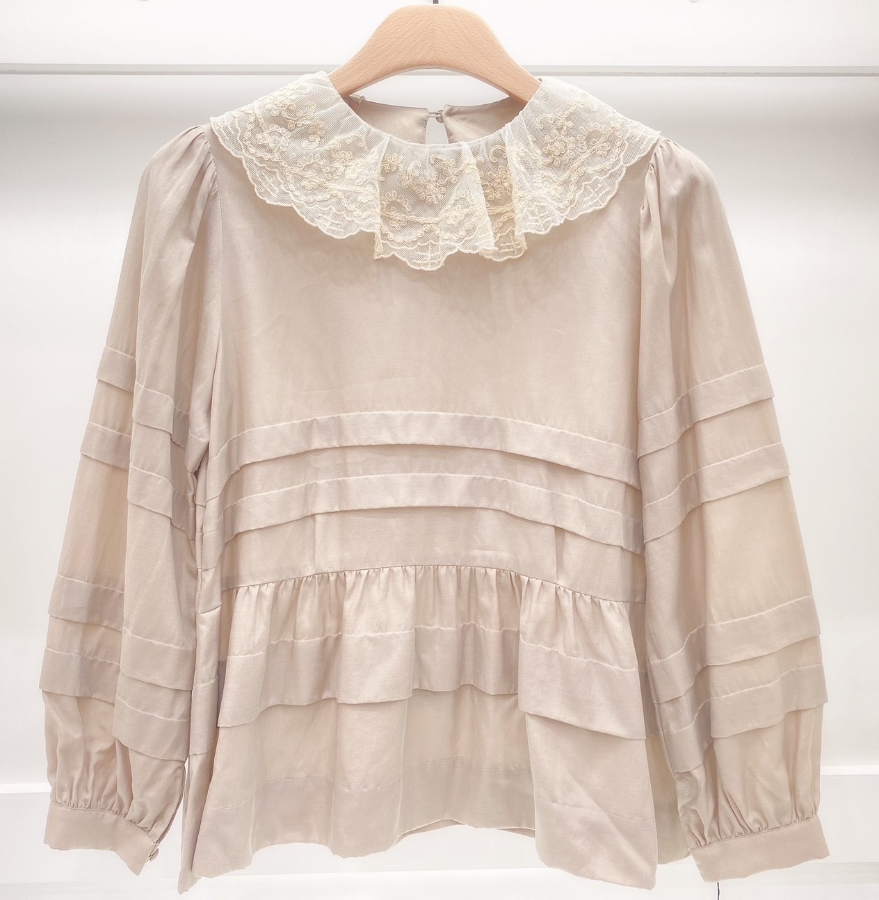 蕾絲領片上衣