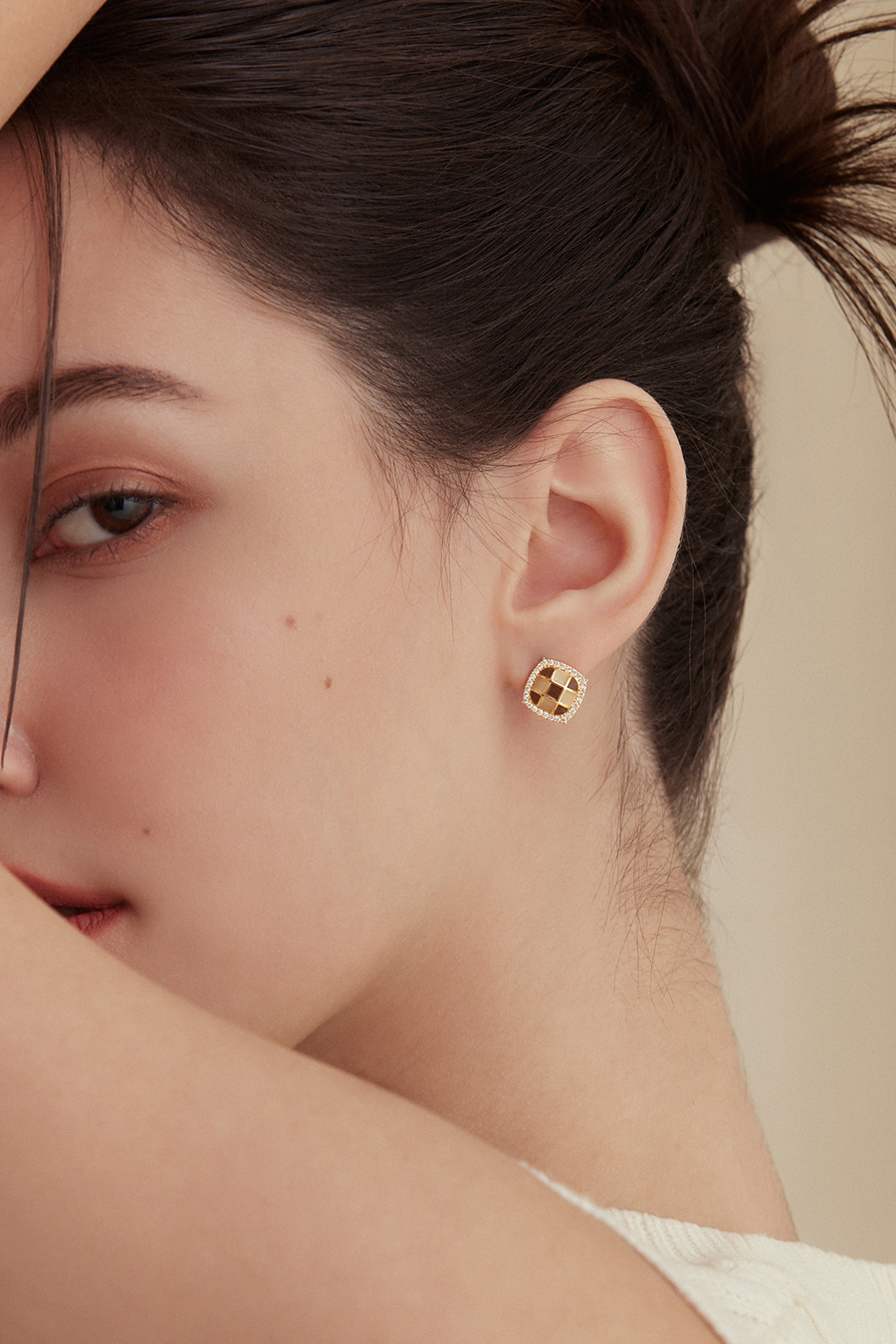 棋盤格鑲嵌鋯石。銀針耳環