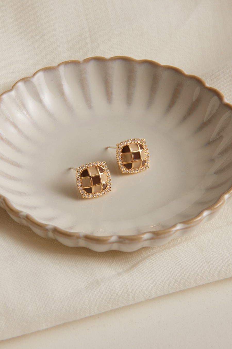 棋盤格鑲嵌鋯石。銀針耳環