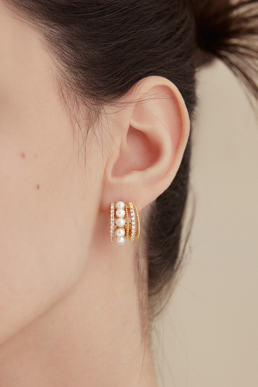 層次C型滿鑽珍珠。夾式耳環
