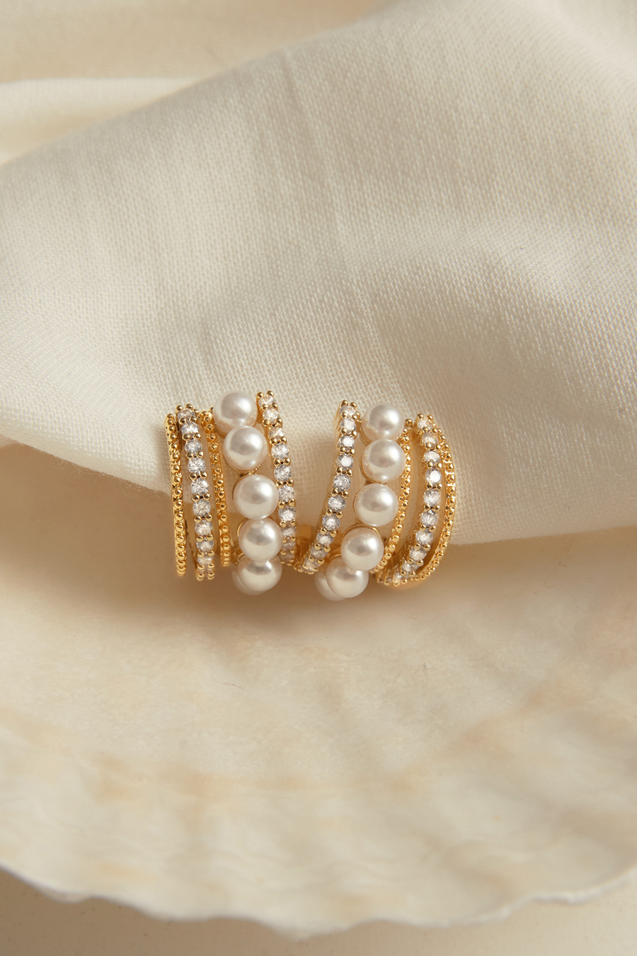 層次C型滿鑽珍珠。夾式耳環