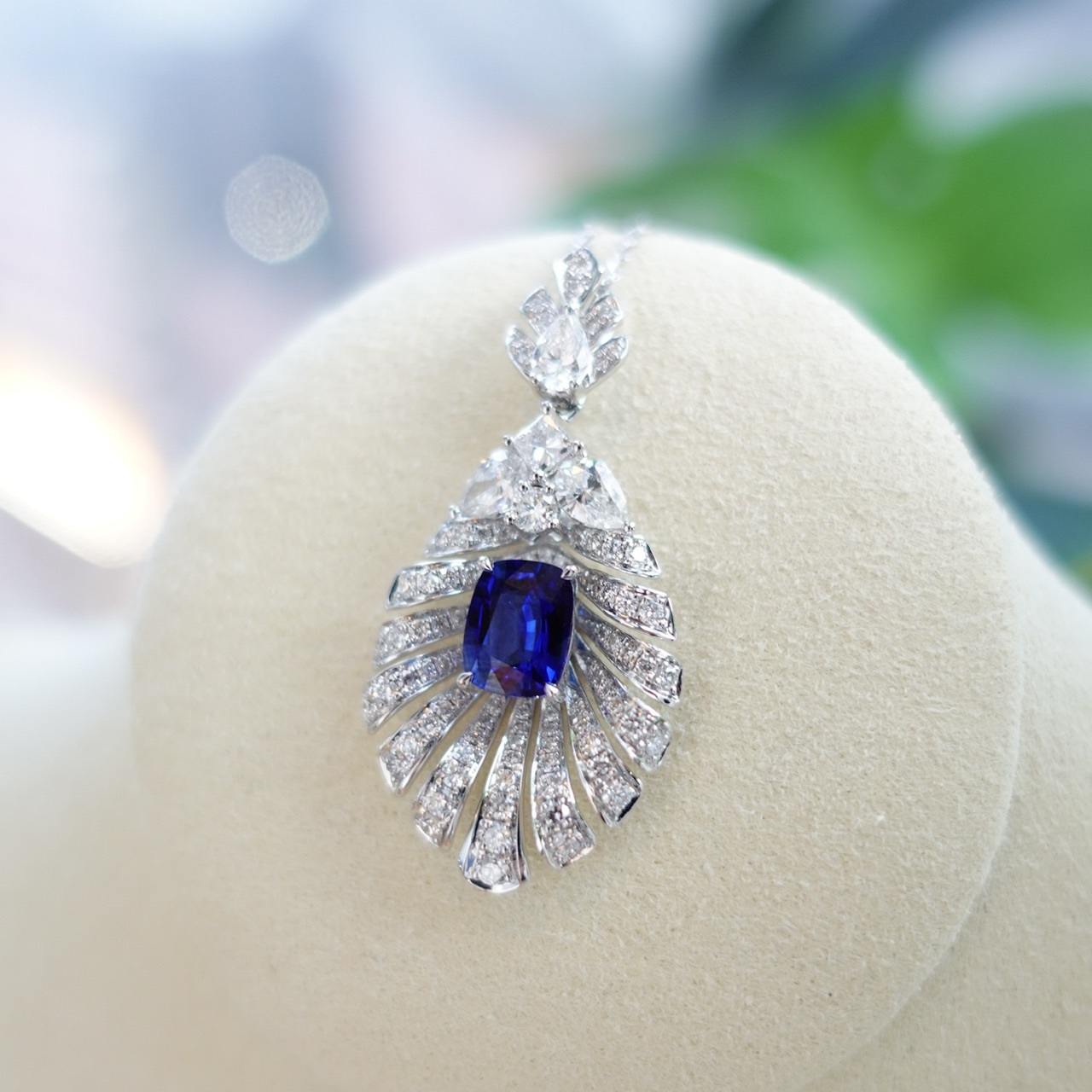 18K金藍寶石鑽石吊墜 (帶GUILD證書)