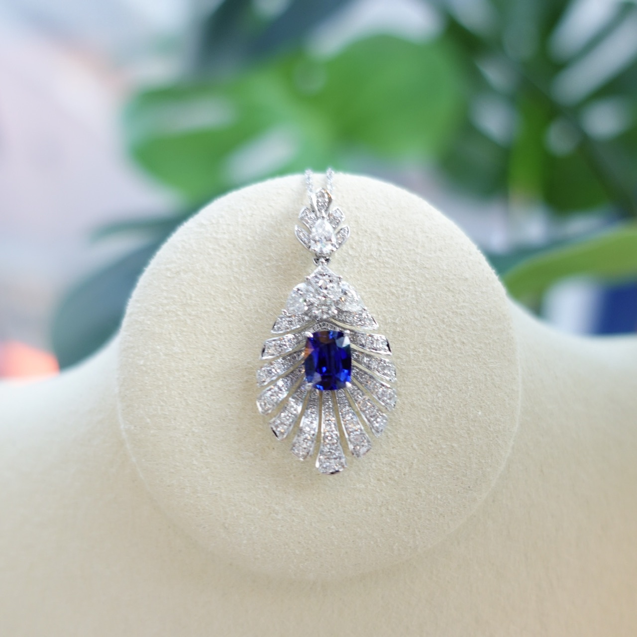 18K金藍寶石鑽石吊墜 (帶GUILD證書)