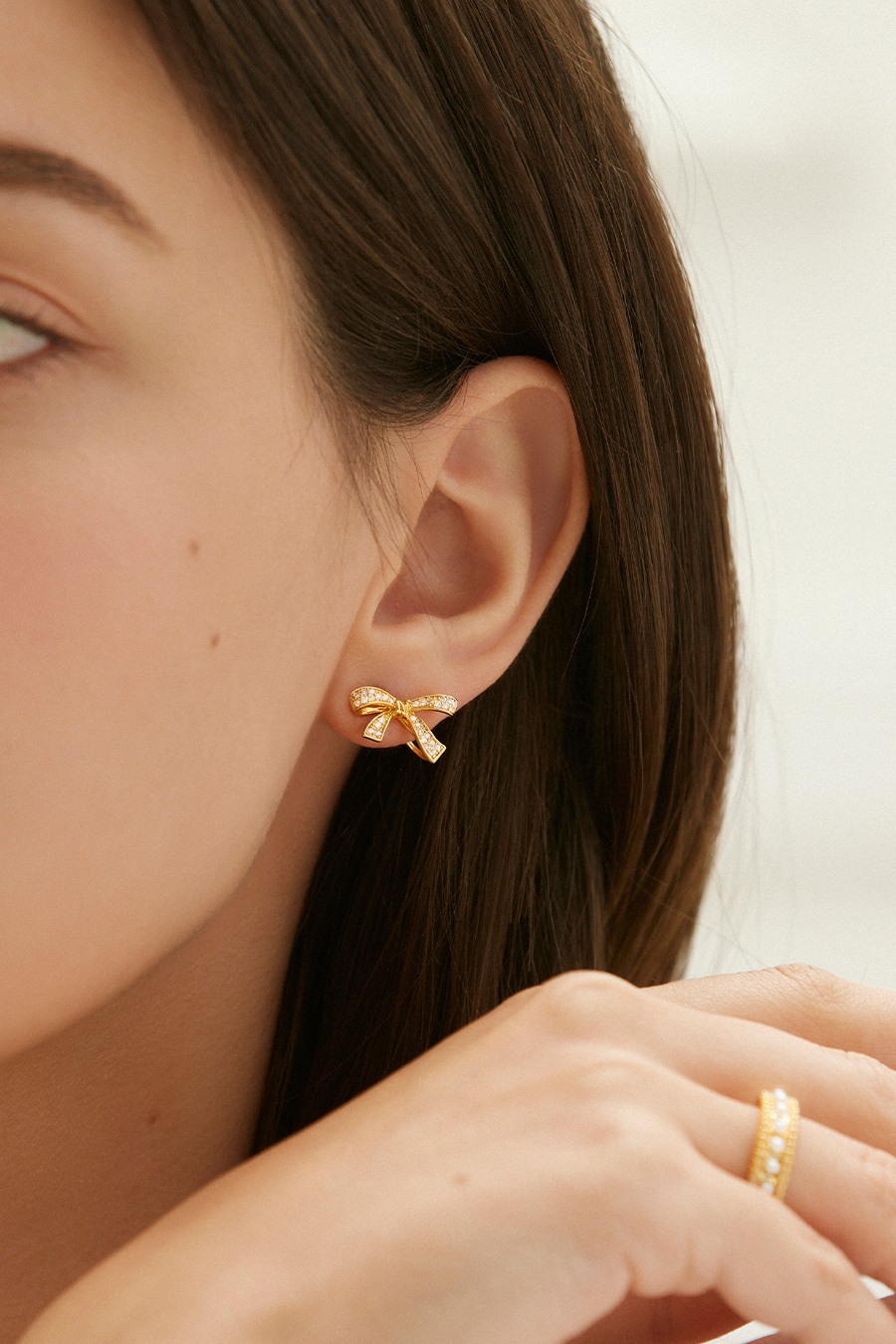 清新滿鑽蝴蝶結。夾式耳環