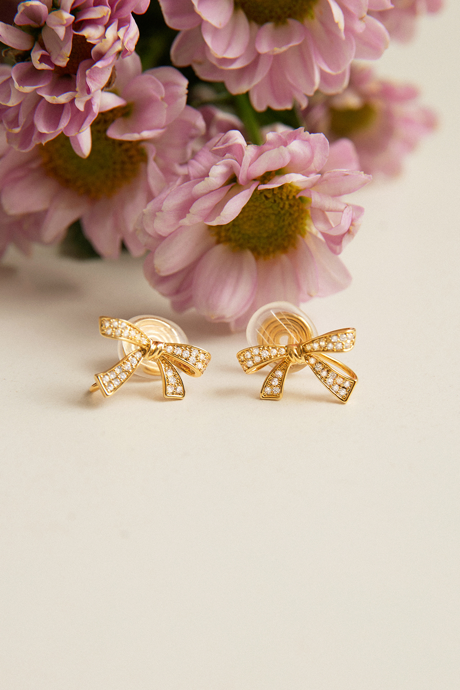 清新滿鑽蝴蝶結。夾式耳環