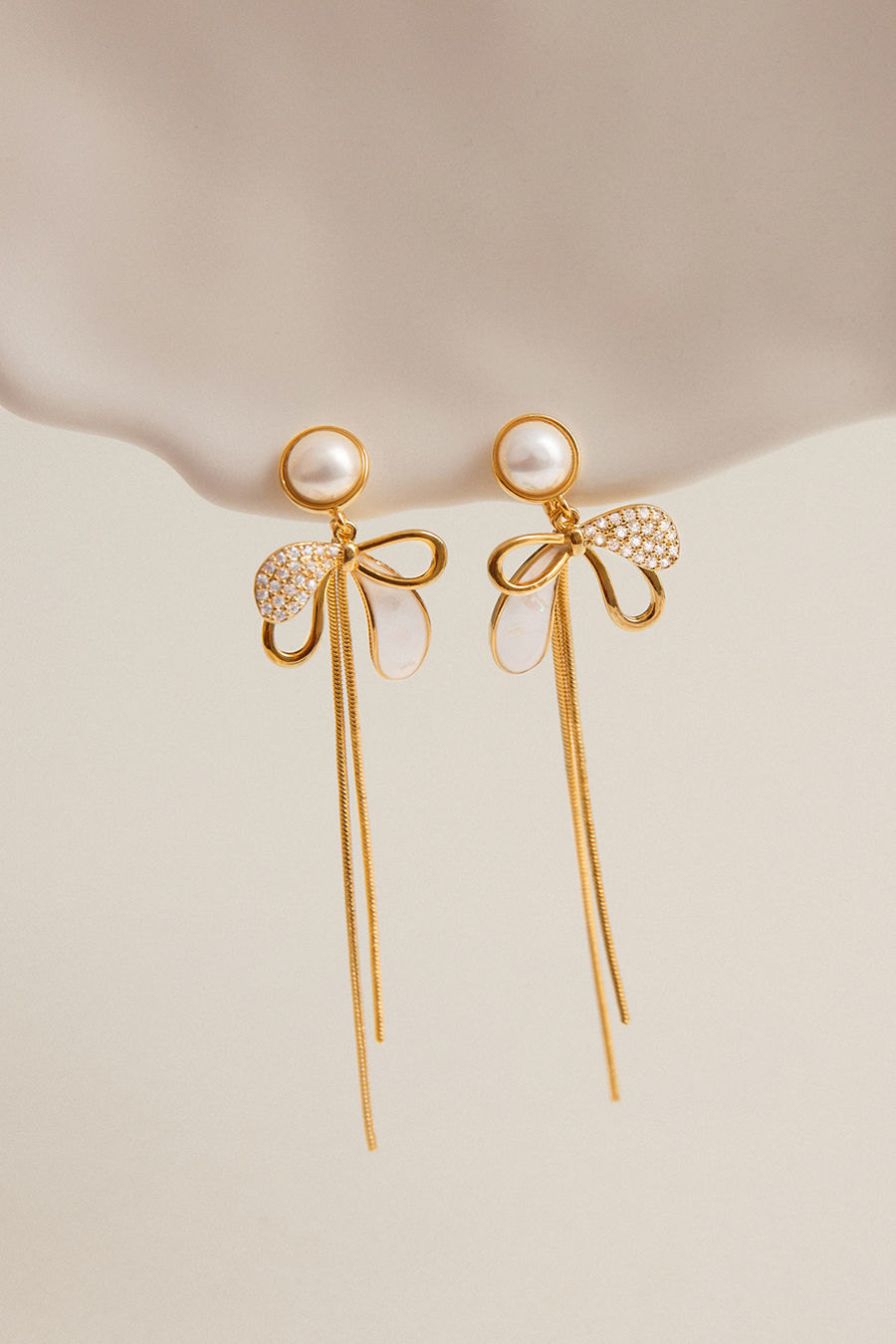 拼接蝴蝶結垂墜。夾式耳環