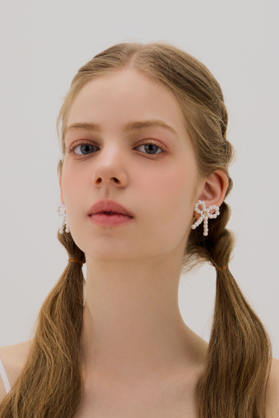 鋯石蝴蝶結。夾式耳環