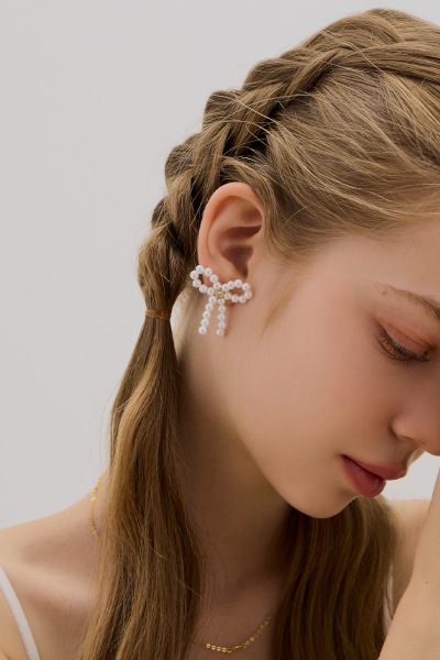 鋯石蝴蝶結。銀針耳環