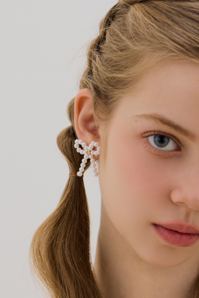 鋯石蝴蝶結。銀針耳環