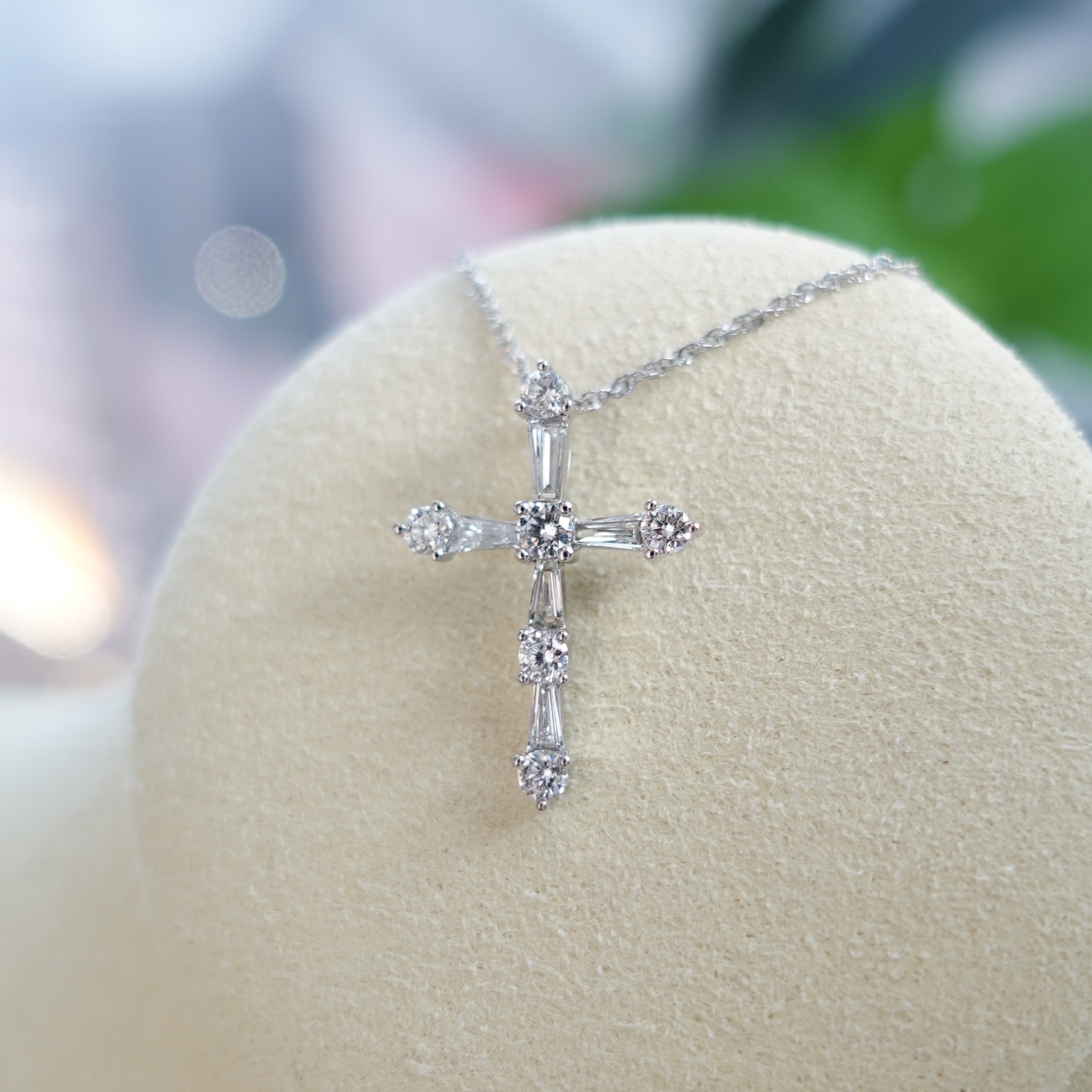 18K金鑽石十字架吊墜 - 圓鑽+梯方鑽