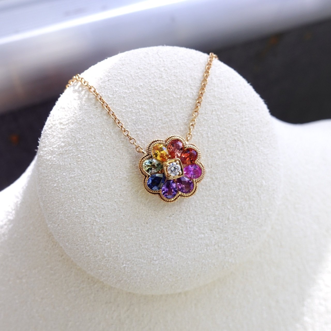 18K金彩虹藍寶石鑽石拼花套鍊