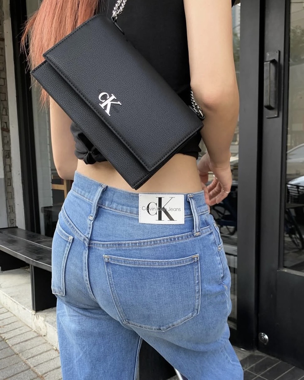 【現貨】<換乘戀愛海恩同款>Calvin Klein CK 純色 字母 LOGO 翻蓋 單肩包 腋下包 荔枝皮 黑色 米白色