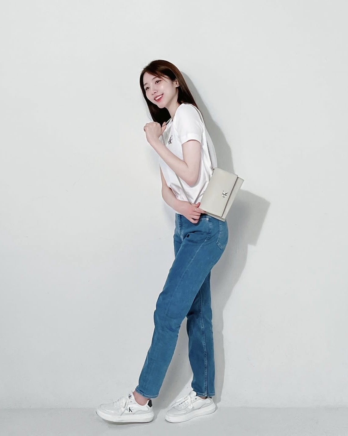 【現貨】<換乘戀愛海恩同款>Calvin Klein CK 純色 字母 LOGO 翻蓋 單肩包 腋下包 荔枝皮 黑色 米白色