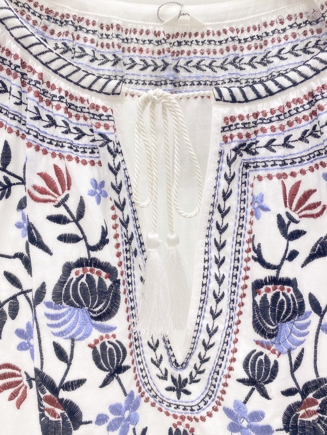 波希米亞刺繡花V領綁帶上衣