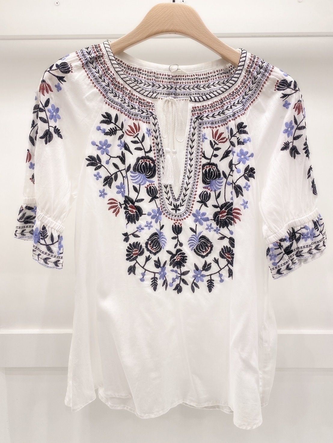 波希米亞刺繡花V領綁帶上衣