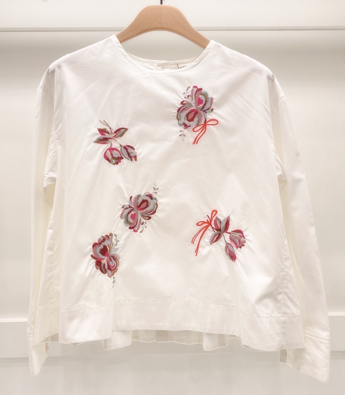 刺繡花後傘狀上衣