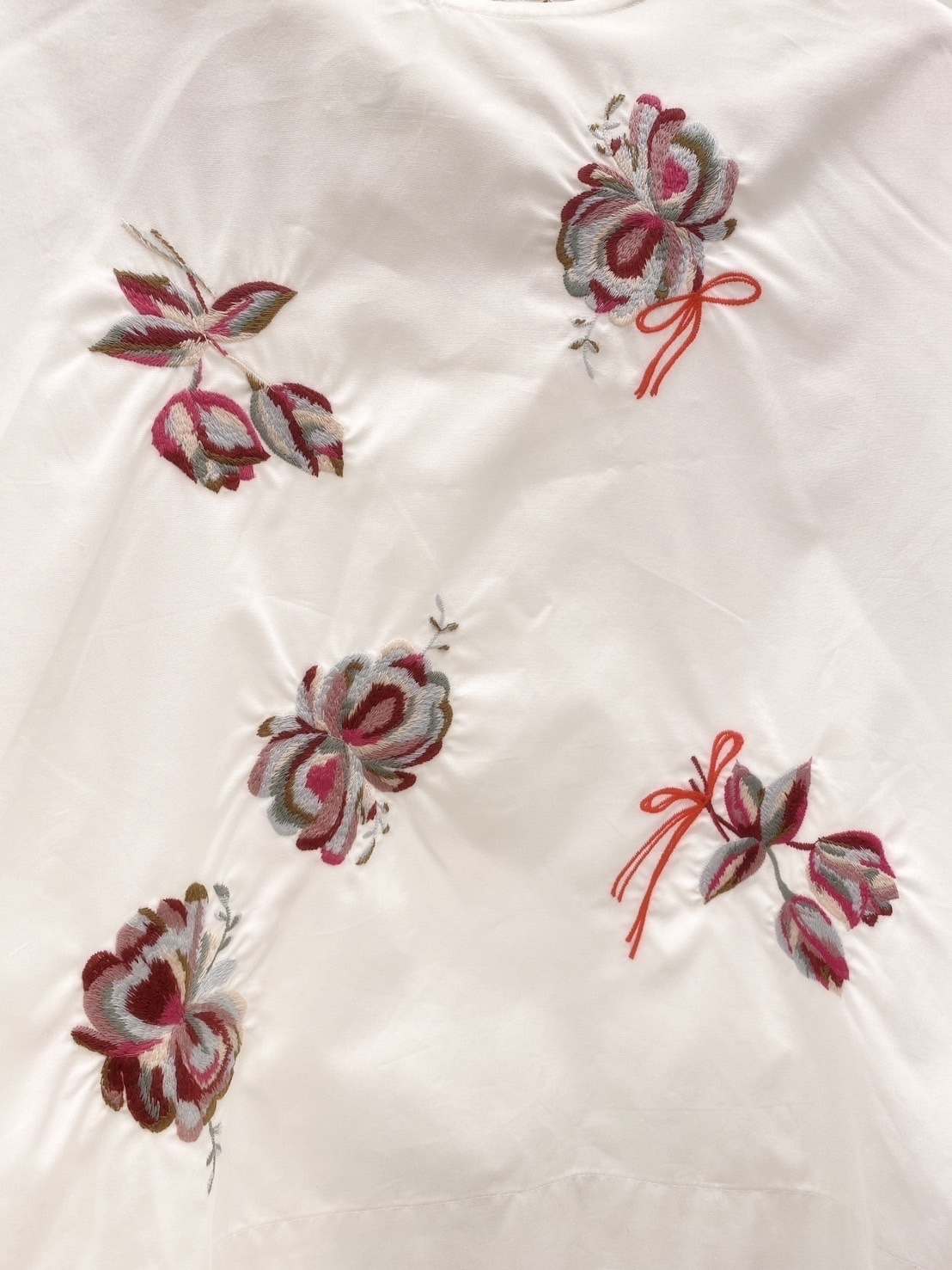 刺繡花後傘狀上衣