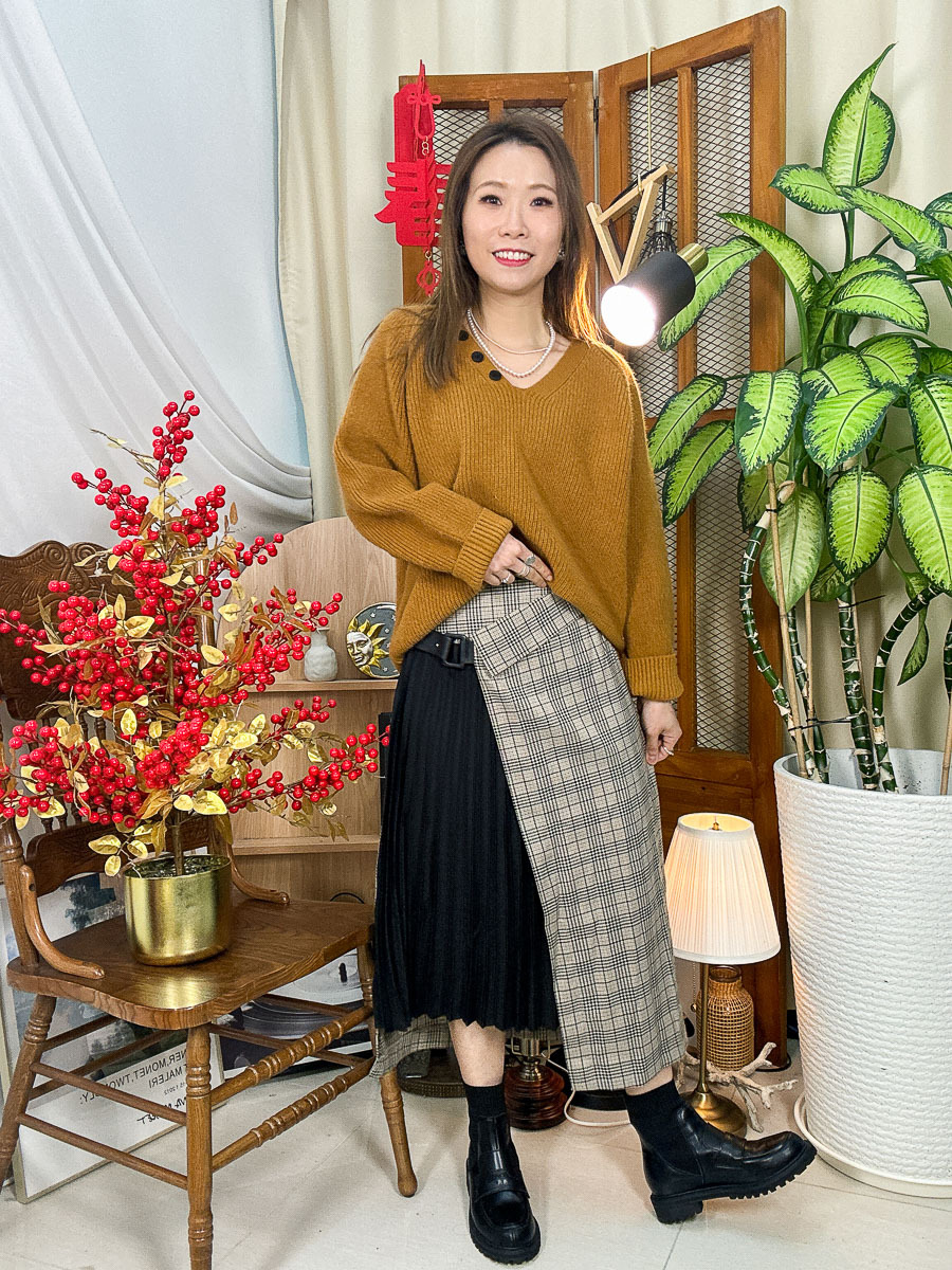 後腰橡根 ‧ 單邊腰位拉鏈 ‧ 前幅淨色百摺扯布料 ‧ 格仔扯布料半截裙 (有厘布)【2215-1244】【不設退換】