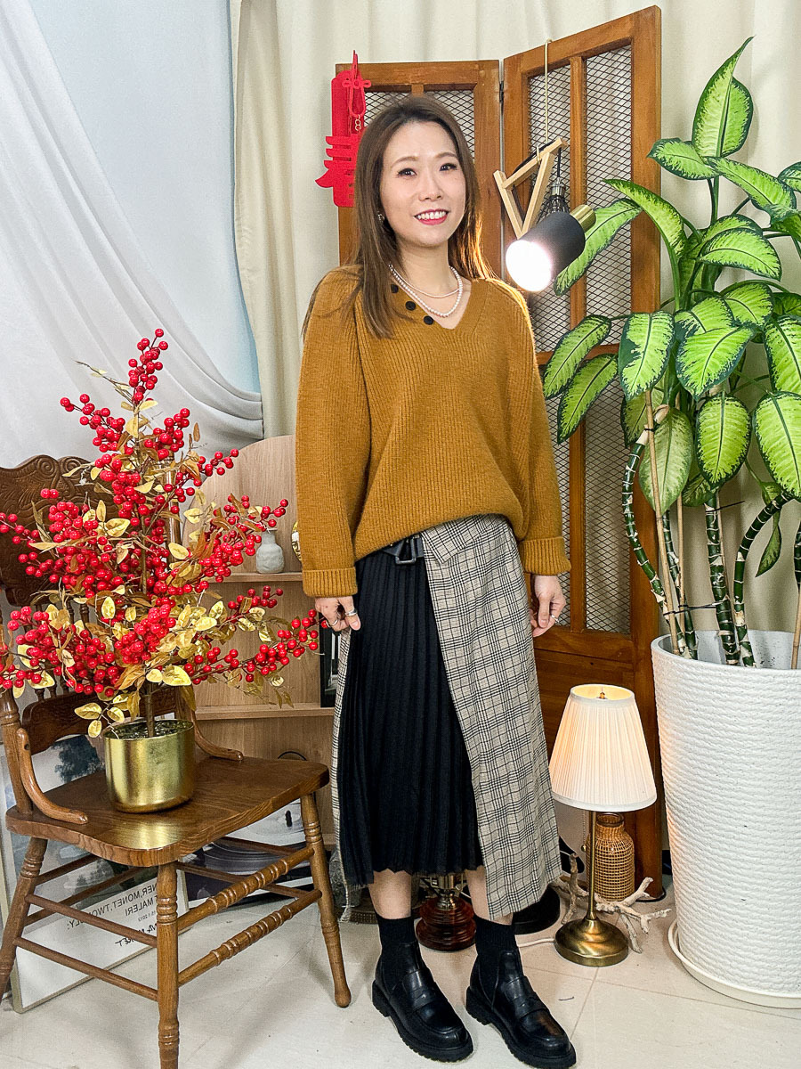 後腰橡根 ‧ 單邊腰位拉鏈 ‧ 前幅淨色百摺扯布料 ‧ 格仔扯布料半截裙 (有厘布)【2215-1244】【不設退換】