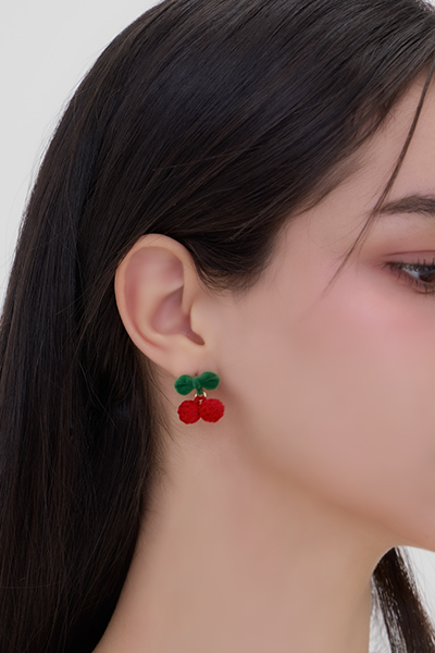 紅絲絨小櫻桃。銀針耳環