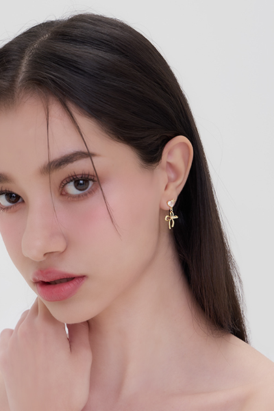 愛心垂墜蝴蝶結。銀針耳環