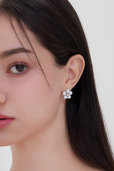 法式珍珠鋯石花朵。銀針耳環