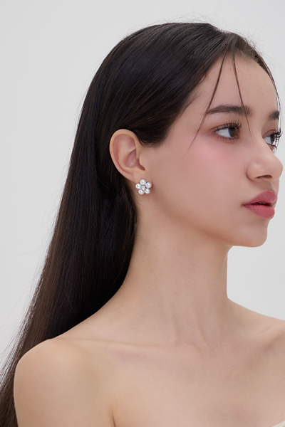 法式珍珠鋯石花朵。銀針耳環