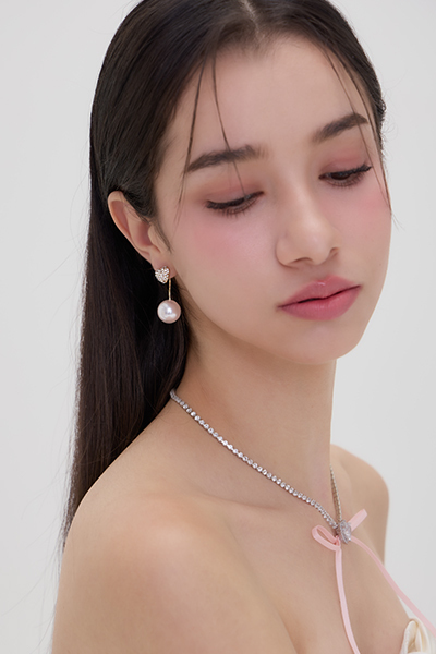 兩戴愛心鑲鑽垂墜珍珠。銀針耳環