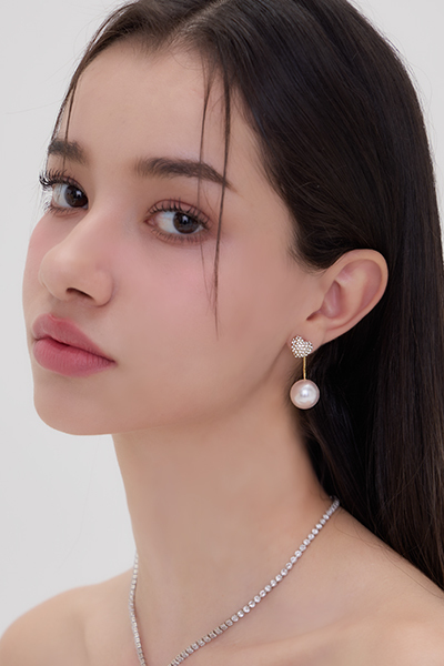 兩戴愛心鑲鑽垂墜珍珠。銀針耳環