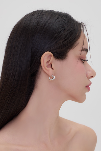 心動效應。銀針耳環(銀)