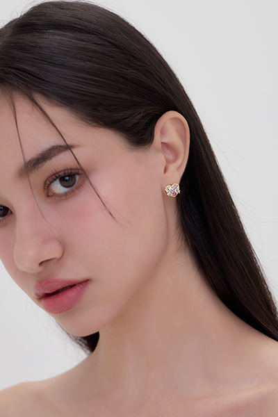 愛心彩色鋯石。銀針耳環