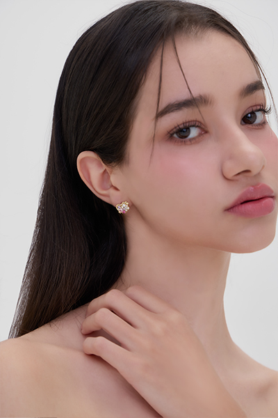 愛心彩色鋯石。銀針耳環