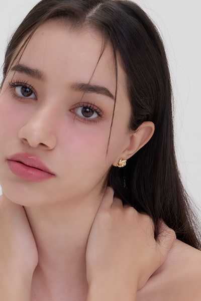 鋯石纏繞。銀針耳環