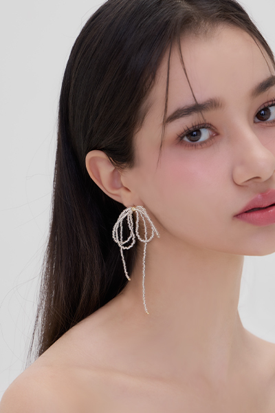 水晶流蘇蝴蝶結。銀針耳環