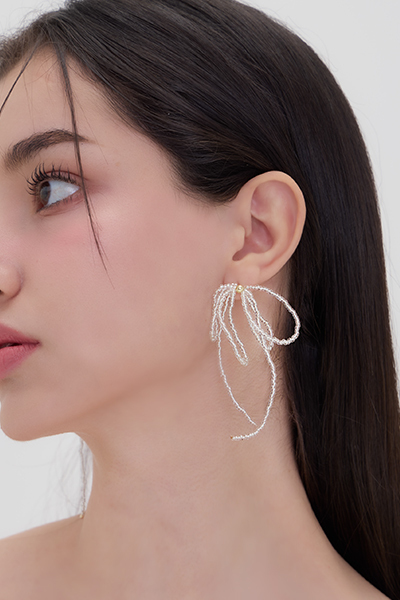 水晶流蘇蝴蝶結。銀針耳環