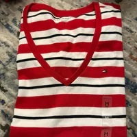 [S] TOMMY HILFIGER STRIPE V-NECK FAVORITE T-SHIRT,RED, 76J5263-600 (STH1014)