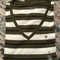 [S] TOMMY HILFIGER STRIPE V-NECK FAVORITE T-SHIRT,ARMY GREEN, 76J5263-701 (STH1015)